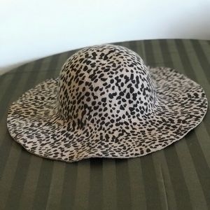 URBAN OUTFITTERS Hat